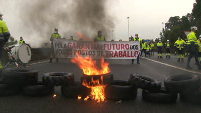 Barricada con pneumáticos ardendo