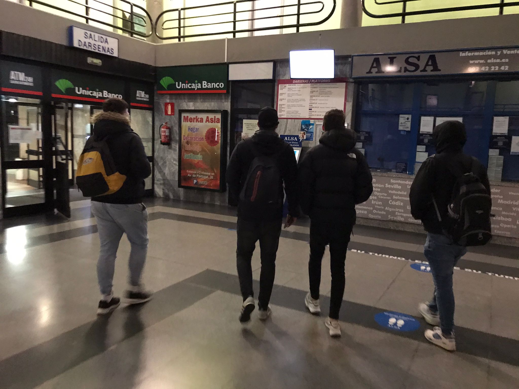 Os deportivistas, na estación de autobuses de León