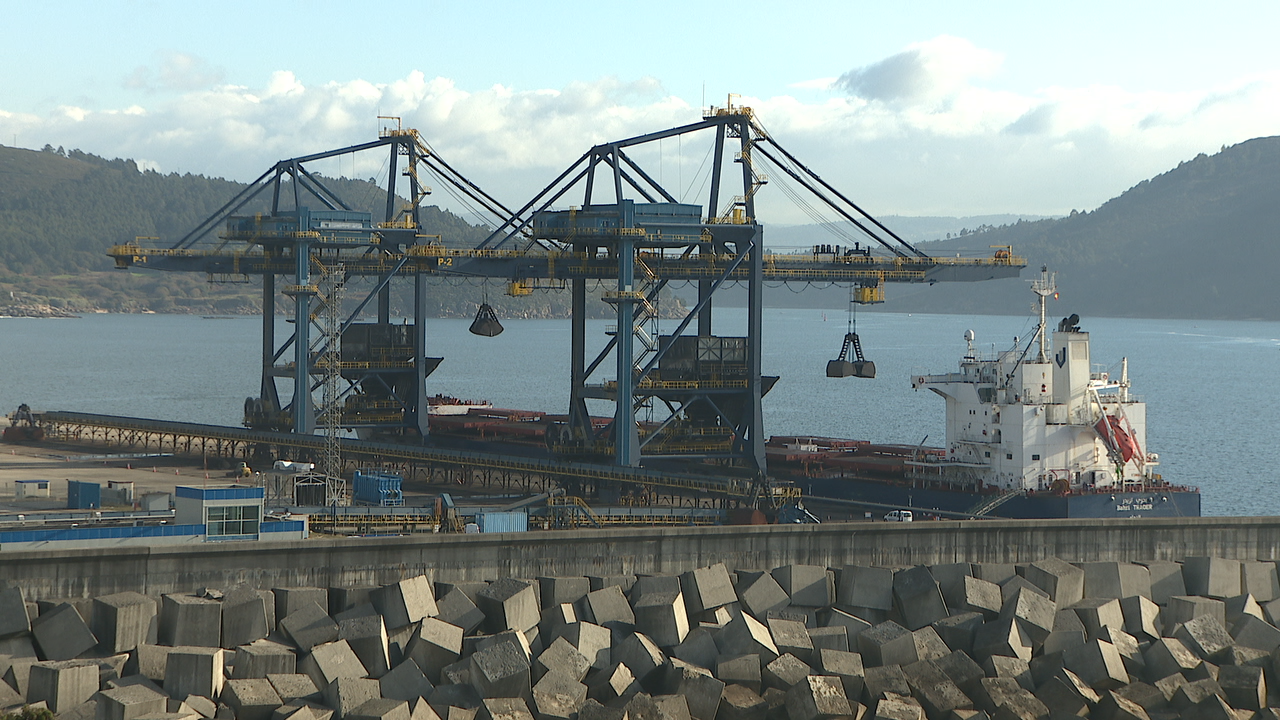 Imaxe do porto de Ferrol onde se cargaron os camións de carbón