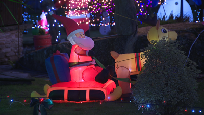 Luces, bonecos e neve protagonizan a espectacular decoración desta casa de Guitiriz