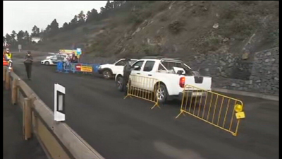 Control policial nos accesos á zona evacuada pola erupción