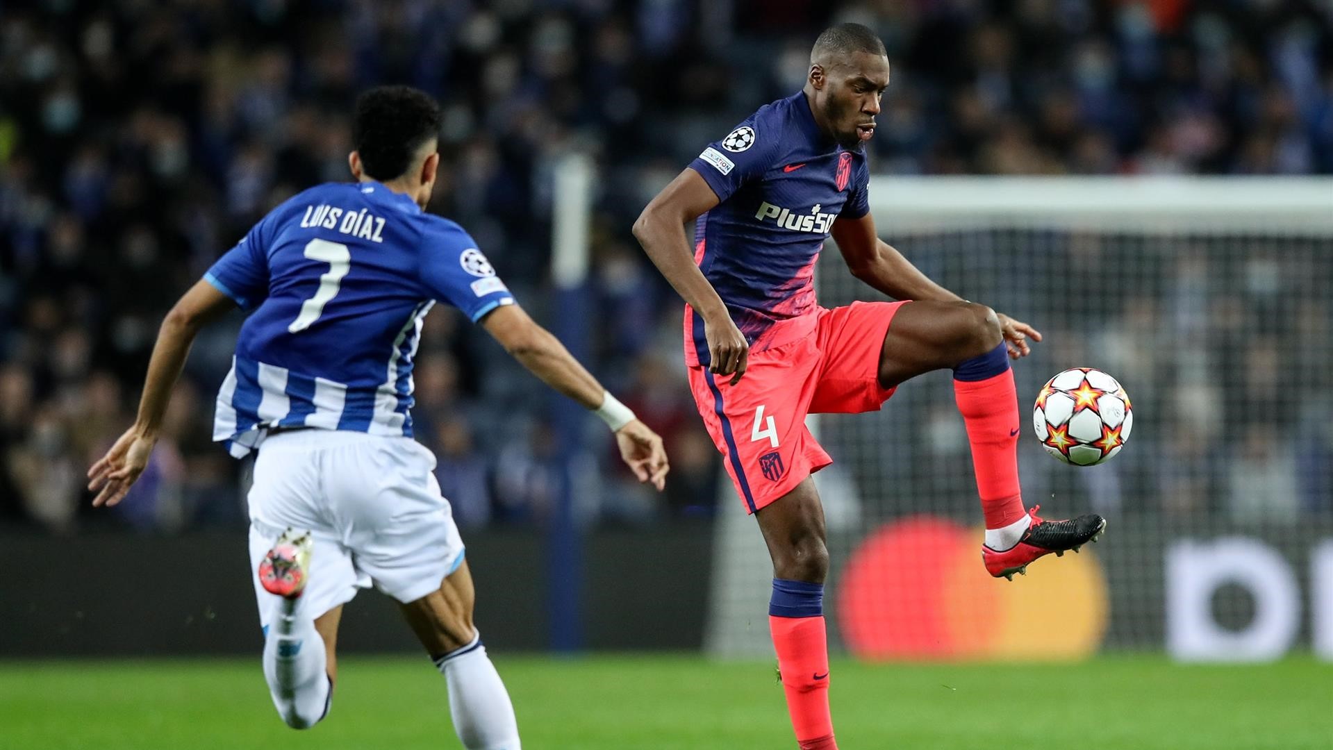 Un instante dun partido entre o Porto e Atlético (EFE/EPA/JOSE COELHO)