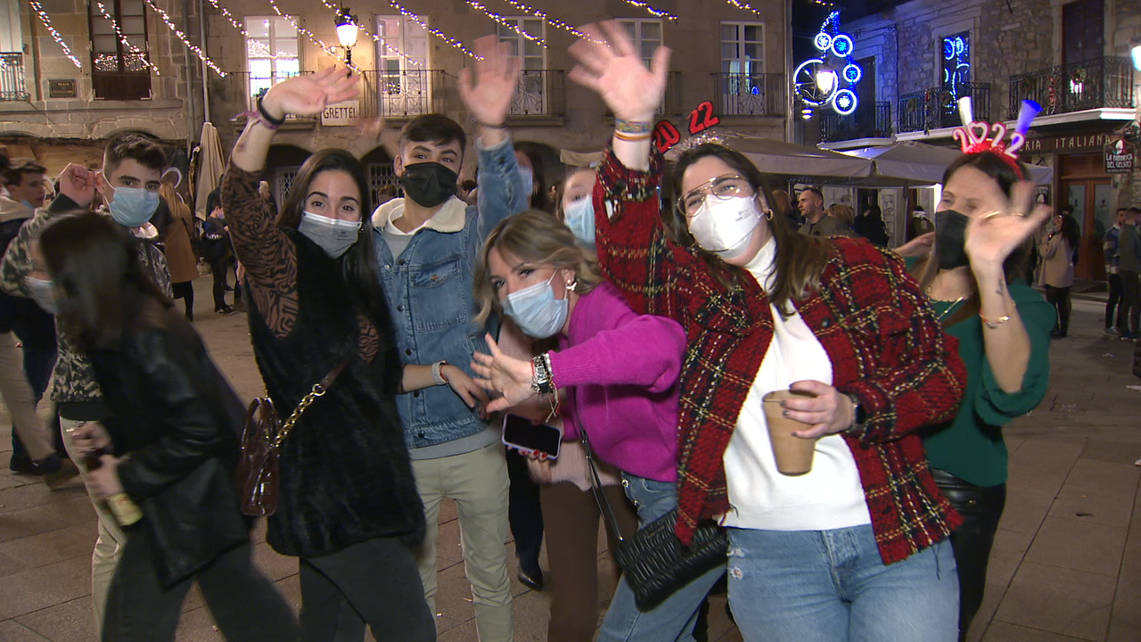 Un grupo de amigos en Vigo celebrando a 'tardevella'