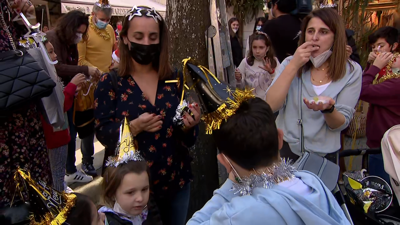 Veciños de Sanxenxo comendo lacasitos coas badaladas das 12 do mediodía