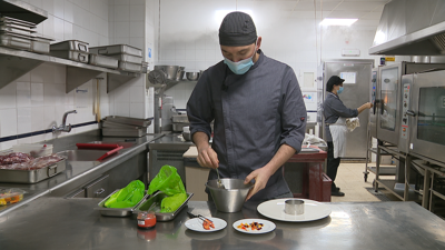 O xefe de cociña do balneario de Laias, Pablo Fernández, preparando ensalada de lumbrigante