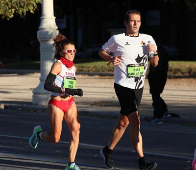 Vaquero, coa súa lebre Carlos Siscar, durante o pasado maratón de Valencia