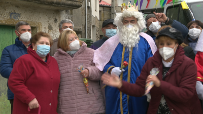 Maiores e nenos do concello de Oímra reciben a visita dos Reis Magos.