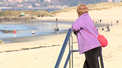 Xente paseando pola praia hoxe en Vigo