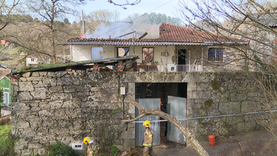 A estrutura de madeira ardeu con rapidez malia a rápida intervención dos bombeiros