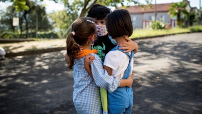 Os nenos poderán xogar nos patios das escolas sen ter que empregar a máscara