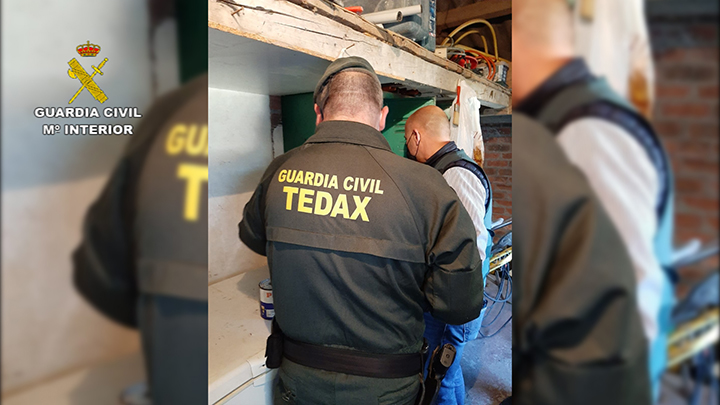 Imaxe dun dos rexistros por parte dos TEDAX facilitada pola Garda Civil