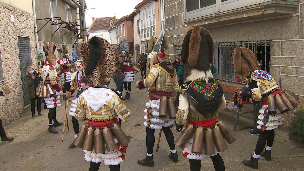 Percorren as aldeas da montaña de Maceda para anunciar a chegada do Entroido.