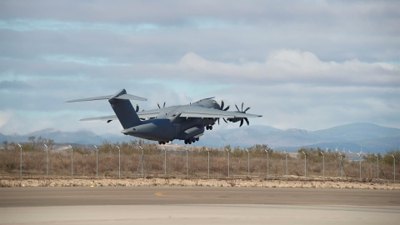 O avión A-400 engala dende a base militar de Zaragoza