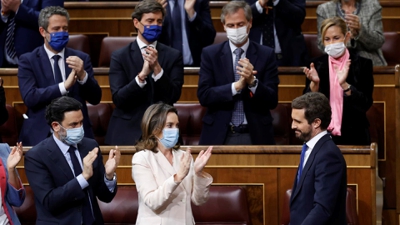 Casado recibe os aplausos da bancada do grupo popular antes de abandonar o pleno (EFE/ Chema Moya)