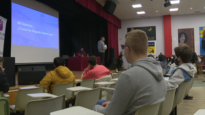 Un momento da charla de Joshua Mateo ante o alumnado do IES Francisco Asorey de Camabados