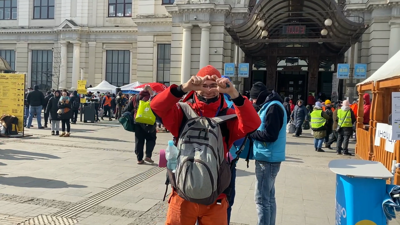 Arnaud antes de emprender a súa viaxe humanitaria