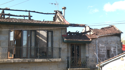 Imaxe da vivenda incendiada na parroquia de Garabás