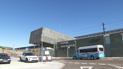 O novo autobús, chegando á estación da Gudiña