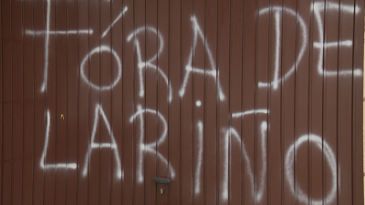 Pintadas na porta do garaxe onde os inquilinos gardaban o coche