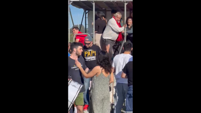 Momento en que os axentes suxeitan o alcalde de Pol mentres o denunciante abandona o lugar