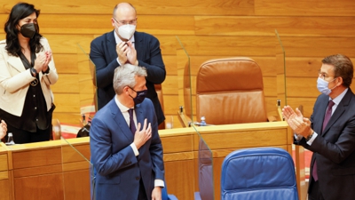 Alfonso Rueda recibe o aplauso do seu grupo, incluído o de Núñez Feijóo, tras ser proclamado presidente (EFE/Lavandeira jr)