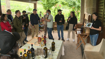 Unha das visitas foi á adega Celme onde elaboran en ecolóxico brancos e tintos, vermús e o tradicional vió tostado do Ribeiro.