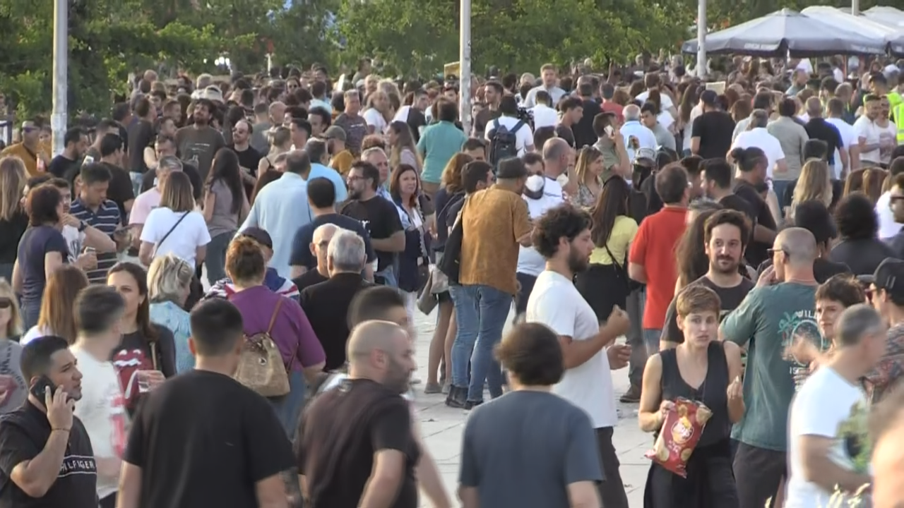 Milleiros de persoas ás portas do Wanda Metropolitano, esperando para acceder ao concerto dos Rolling Stones