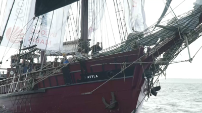 A goleta Atyla entrando na ría de Vigo