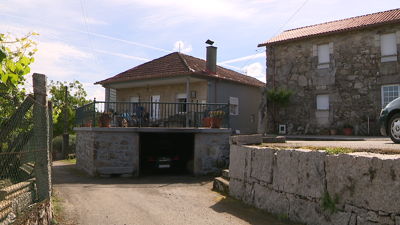 Lume e fume atraparon dentro do garaxe un veciño de Vilabar de Abaixo, Cuntis, este luns