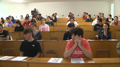 Estudantes examinándose da ABAU o curso pasado