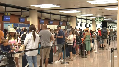 Pasaxeiros de Ryanair agardando para embarcar con Ryanair no aeroporto de Madrid