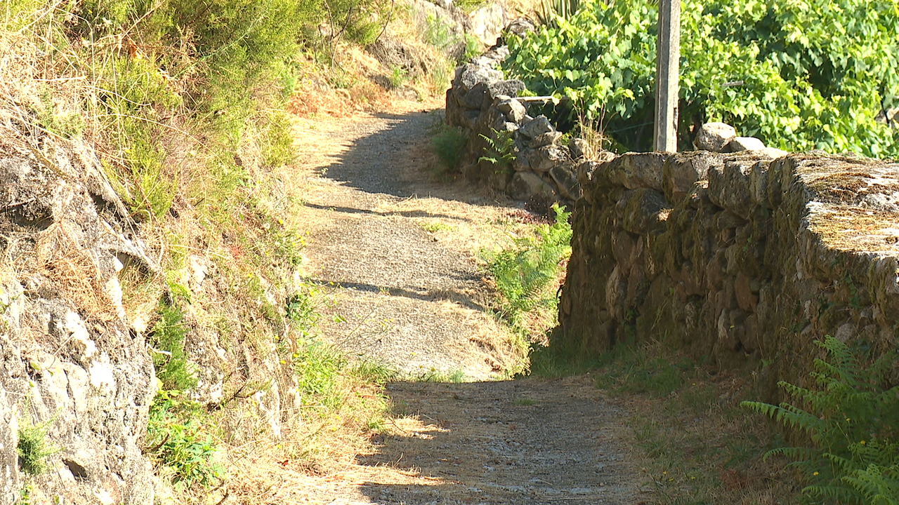 O camiño de entrada estréitase nalgunhas zonas