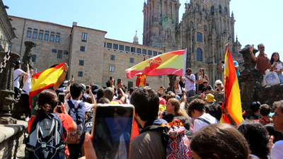 Un numeroso grupo de peregrinos entra no Obradoiro