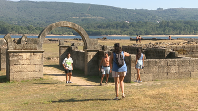 Estres días os visitantes aproveitan a baixada do encoro para visirar co campamento romano