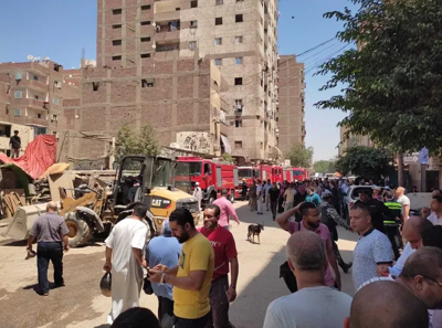 Bombeiros traballan na extinción do incendio no Cairo