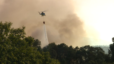 Un helicóptero trata de conter as lapas en Guillade