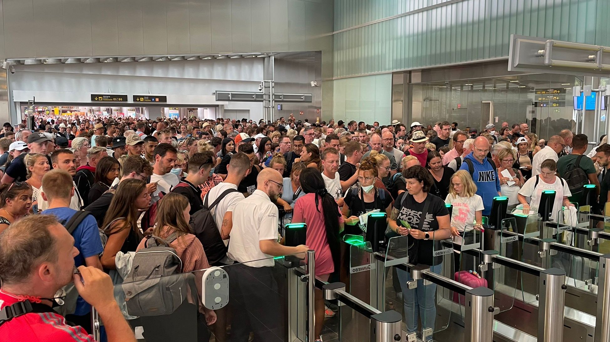 Pasaxeiros na terminal de Tenerife-Sur no acceso ao embarque