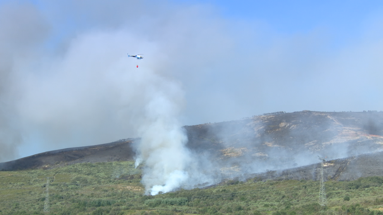 Un helicóptero traballa para sufocar as lapas en Viana do Bolo