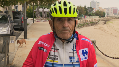 Avelino Barreiro posa con maillot de lider que lle regalaron na Volta