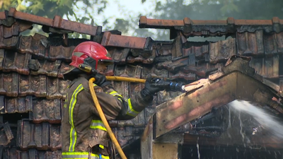 Os bombeiros traballaron durante horas ata que quedou totalmente sufocado