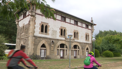 A vía verde ao seu paso pola estación de Parada (Ordes)