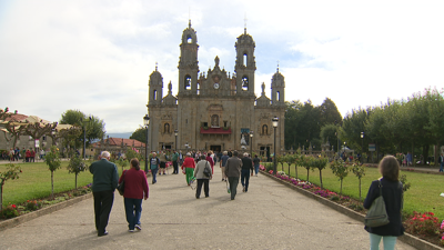 Xente chegando ao santuario dos Milagres