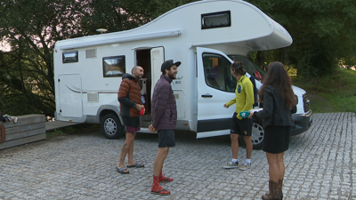 CInco mozos levan a cabo o reto do camiño correndo por remudas