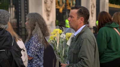 Os arredores do Pazo de Buckingham están cheos de flores e recordos para Isabel II