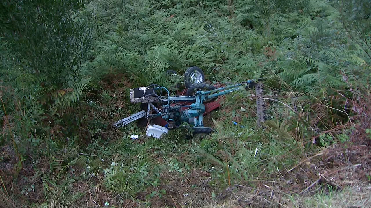 A máquina caeu por un terraplén na estrada que une Piñeiro con Cira