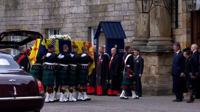 O cadaleito entra en Holyroodhouse