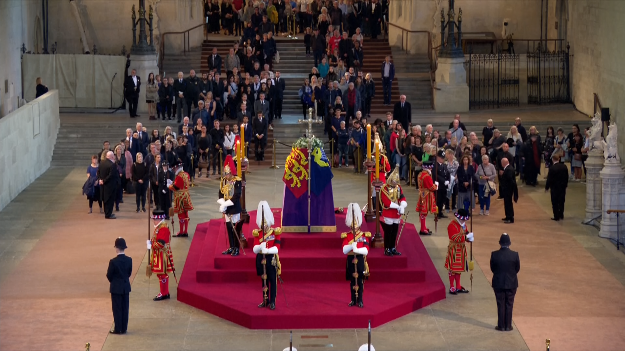 Sinal en directo dende o interior da capela ardente de Isabel II