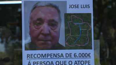 Os carteis anunciando a recompensa están por toda a vila de Friol