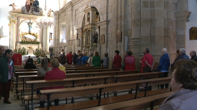 Rea de fieis para pasar ante a urna da Santa Minia este martes, día central da romaría