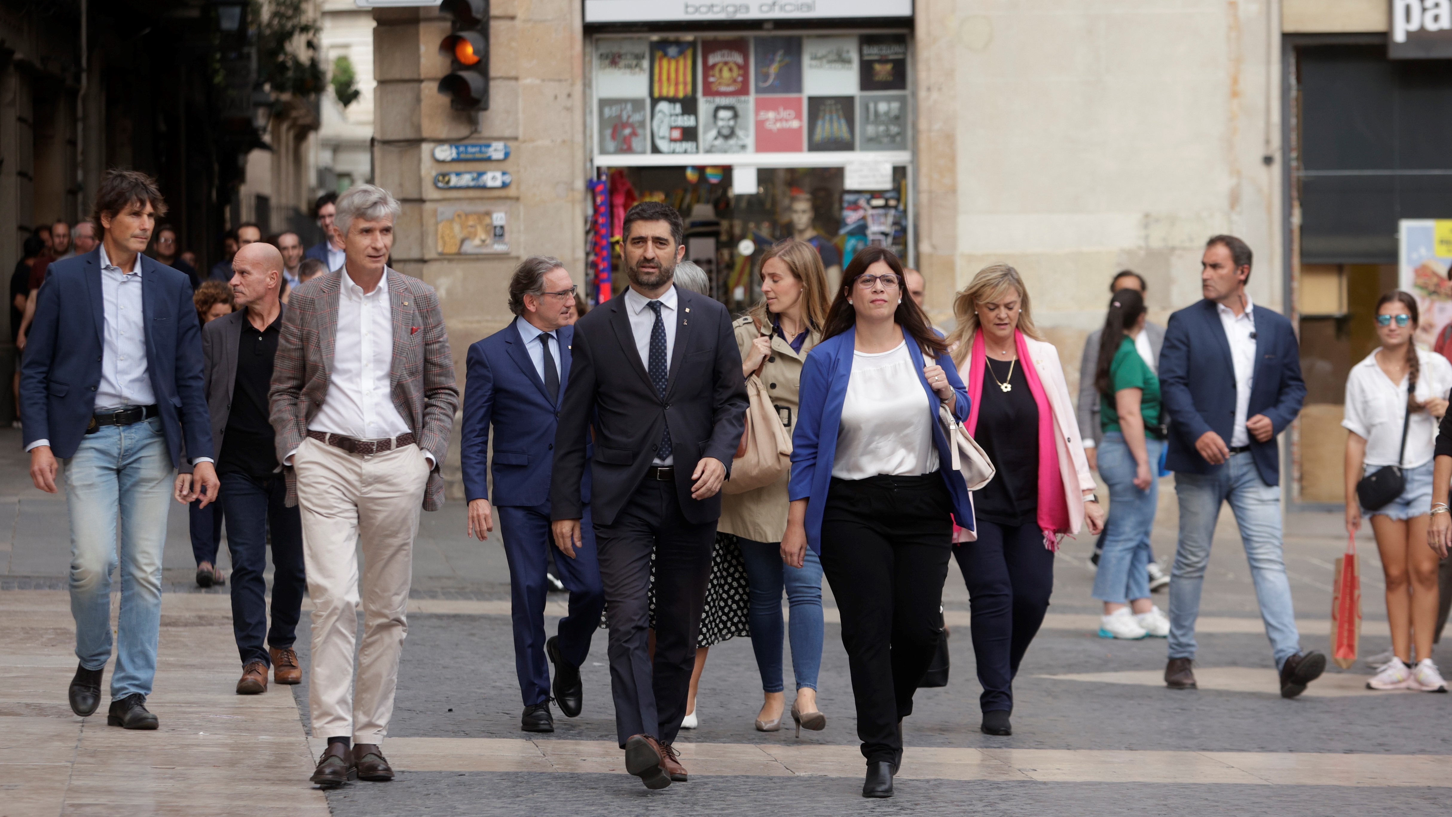 Os 'consellers' de JxCat acudindo á reunión extraordinaria do Consell convocada este mércores por Pere Aragonès (EFE/Quique García)